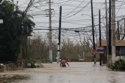 ¿En qué consiste el escándalo con el contrato que quiere regresarle la luz a Puerto Rico?
