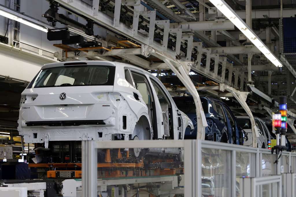MEX3063. PUEBLA (MÉXICO), 09/07/2024.- Fotografía de archivo de una línea de producción en una planta ensambladora de vehículos Volkswagen, el 28 de julio de 2022, en el estado de Puebla (México). La producción de automóviles en plantas mexicanas subió un 5,24 % interanual en el primer semestre de 2024 hasta las 1.996.136 unidades, con lo que retoma la tendencia al alza tras un primer trimestre de estancamiento, informó este martes el Instituto Nacional de Estadística y Geografía (Inegi). EFE/Hilda Ríos ARCHIVO