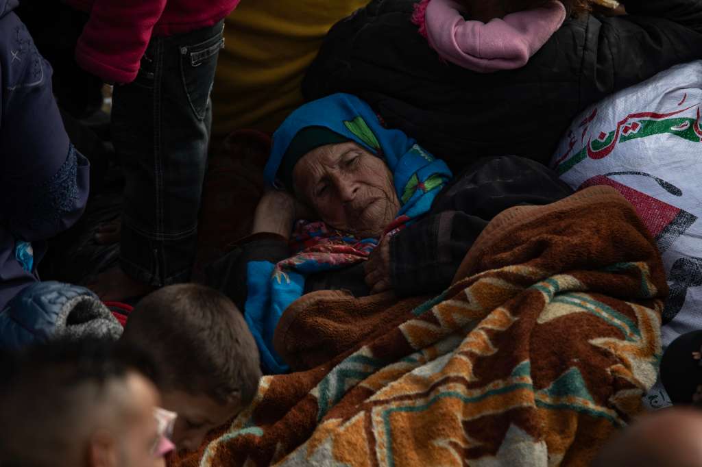 Gaza (-), 26/01/2025.- Palestinian families wait to return to the northern Gaza Strip from the southern Gaza Strip, along Rashid Road, west of Nuseirat refugee camp, central Gaza Strip, 26 January 2025. EFE/EPA/HAITHAM IMAD