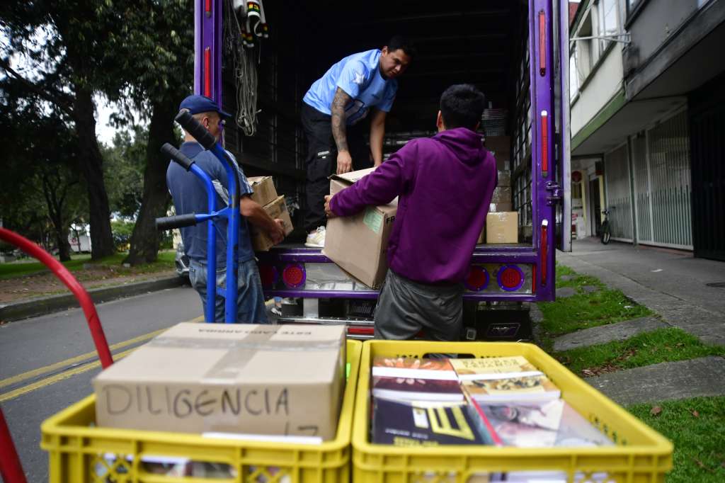 El viaje de los libros a Corferias para la Feria del Libro de Bogotá.