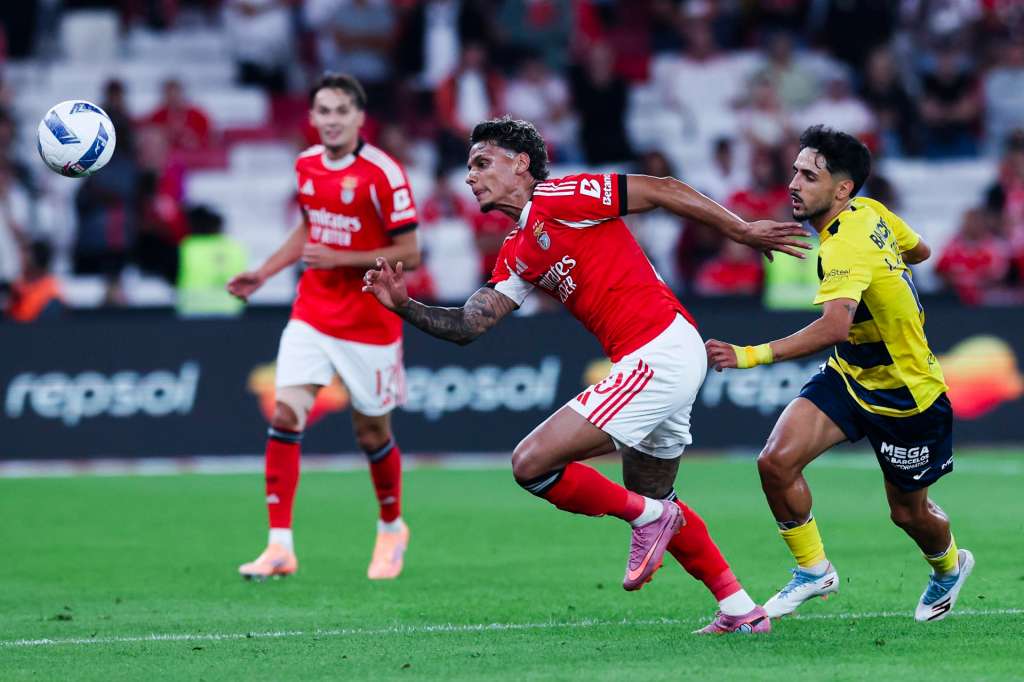 Lisboa (Portugal), 26/09/2025.- Benfica player Richard Rios (L) vies for the ball with Gil Vicente player Luis Esteves during the Portuguese First League soccer match between SL Benfica and Gil Vicente FC in Lisbon, Portugal, 26 September 2025. (Lisboa) EFE/EPA/JOSE SENA GOULAO