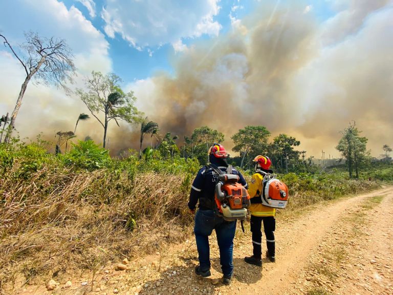 Grupo de Bomberos de La Macarena y voluntarios aseguran que no dan abasto con la cantidad de incendios presentes en la zona.