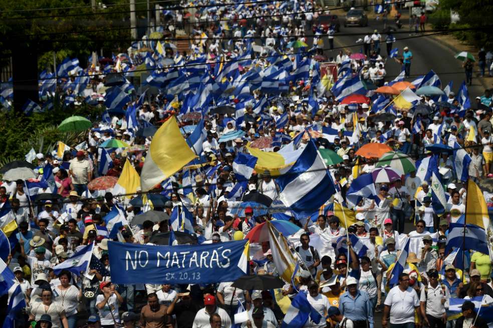 Cientos personas demandaron el fin de la violencia en el país este sábado en Managua, capital de Nicaragua. / AFP