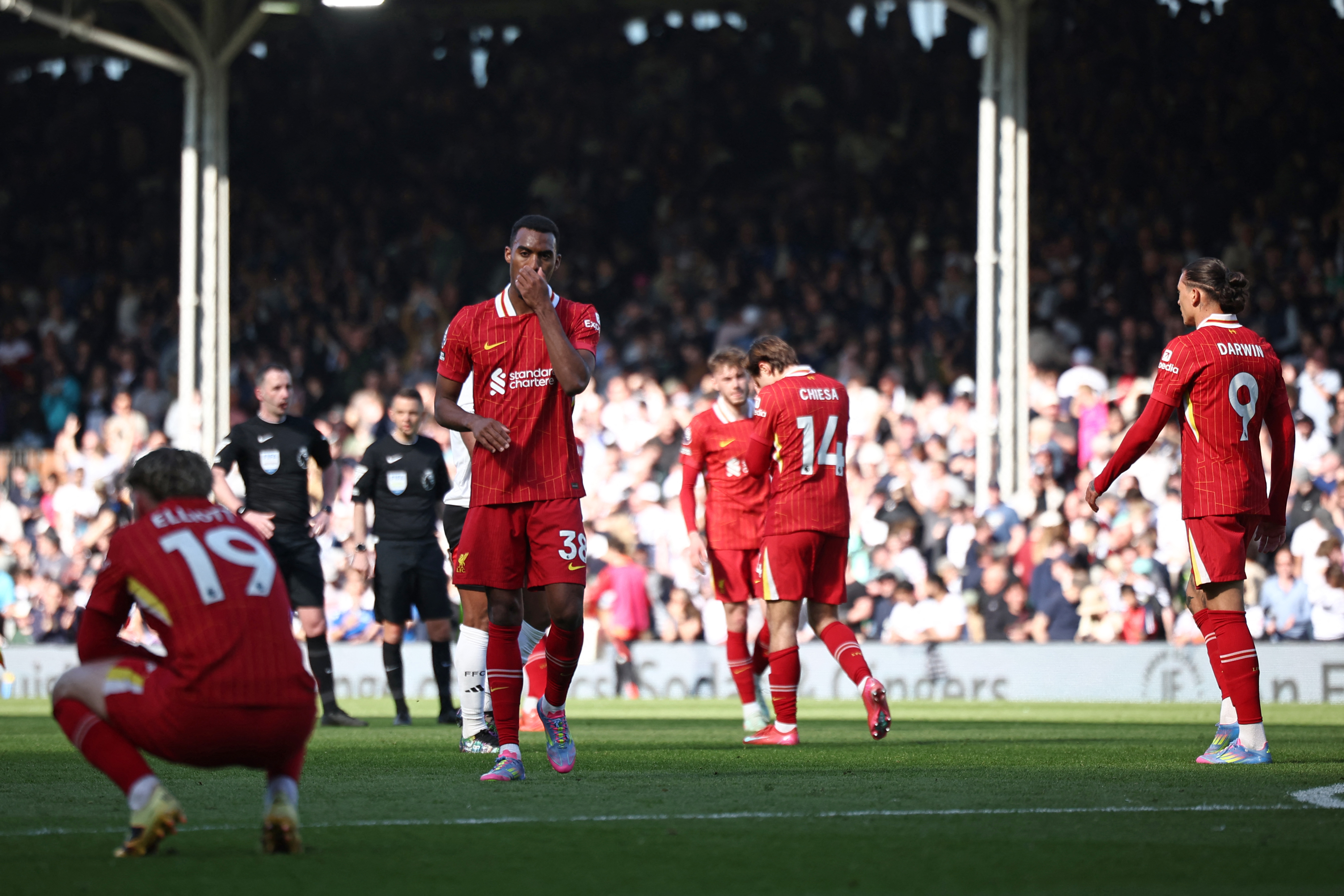 Los jugadores del Liverpool reaccionan a su derrota en el pitido final del partido de fútbol de la Premier League inglesa entre Fulham y Liverpool en Craven Cottage en Londres el 6 de abril de 2025. Fulham ganó el partido 3-2.