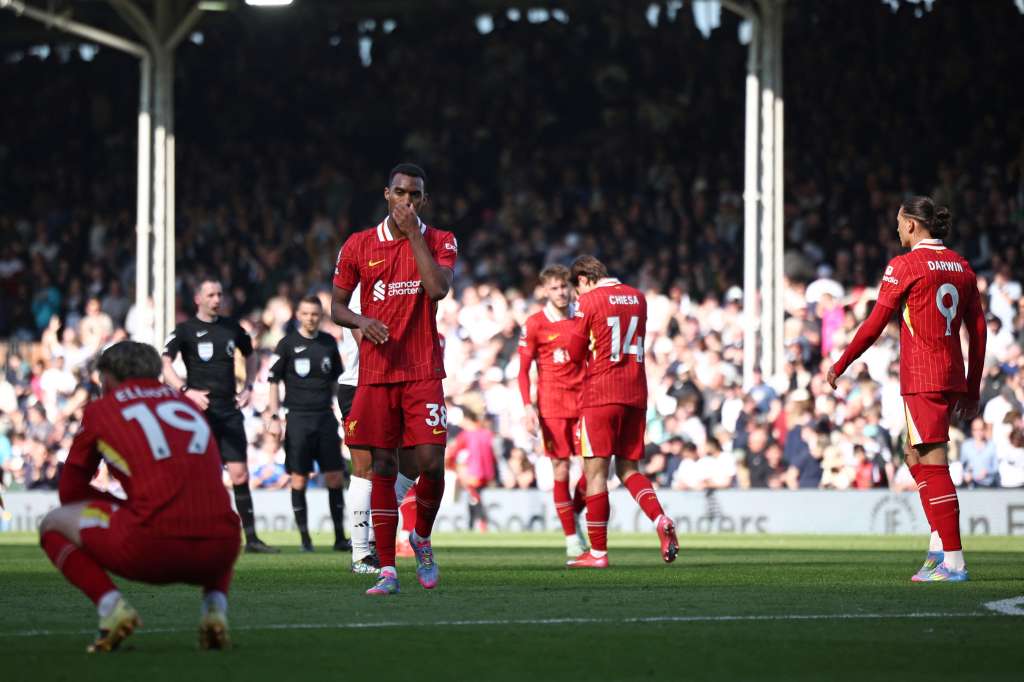 Los jugadores del Liverpool reaccionan a su derrota en el pitido final del partido de fútbol de la Premier League inglesa entre Fulham y Liverpool en Craven Cottage en Londres el 6 de abril de 2025. Fulham ganó el partido 3-2.