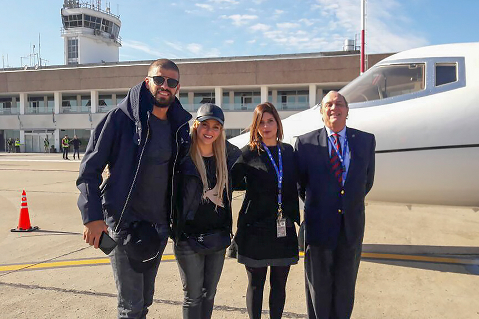 Piqué y Shakira en el Aeropuerto Rosario, Argentina. / AFP