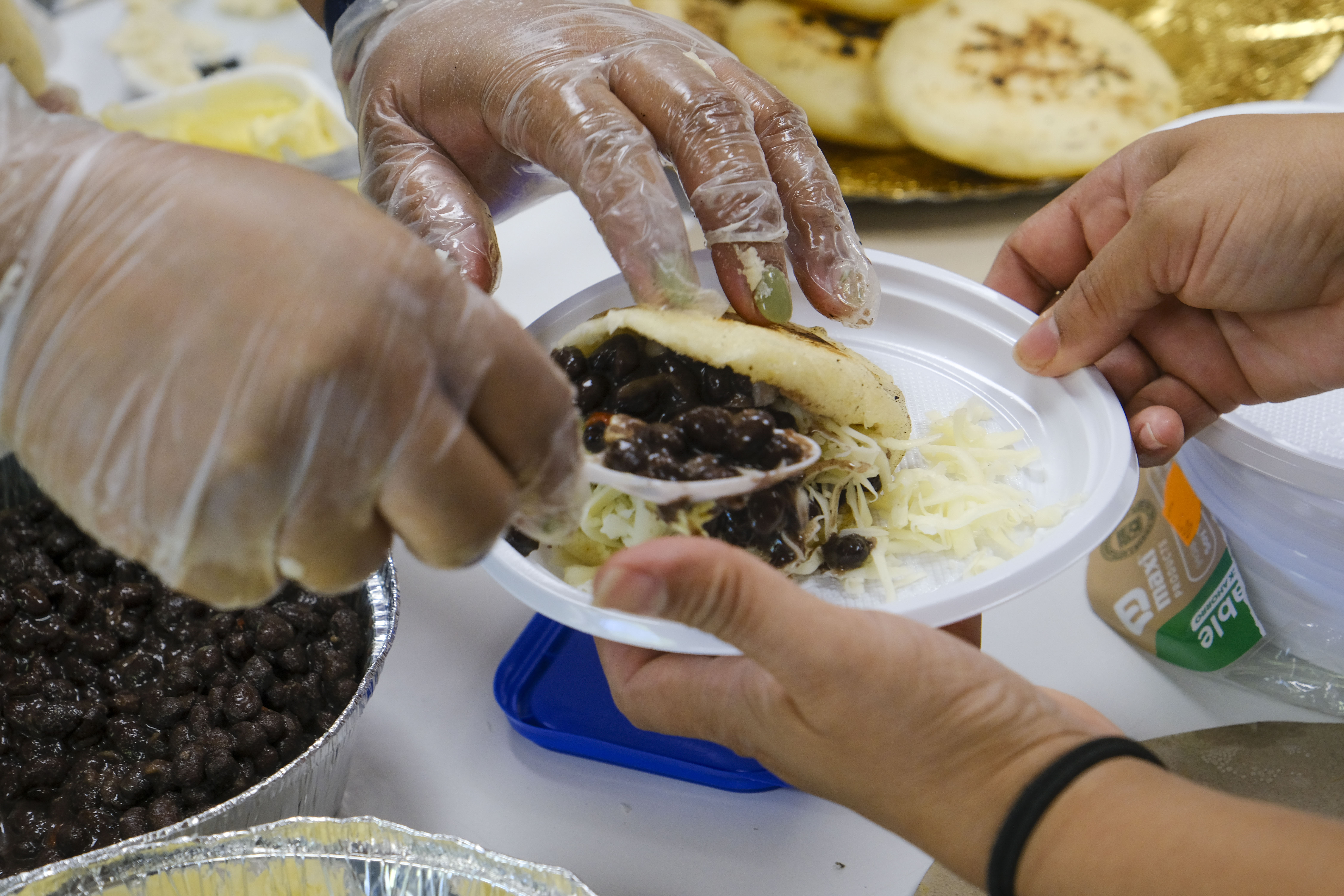 VALLADOLID, 14/09/2024.- La comunidad venezolana de Valladolid celebra por primera vez el Día Mundial de la Arepa, un plato típico muy consumido en el país caribeño y que sirve como símbolo de encuentro y resistencia para los exiliados en España. EFE/ Fernando Sanz