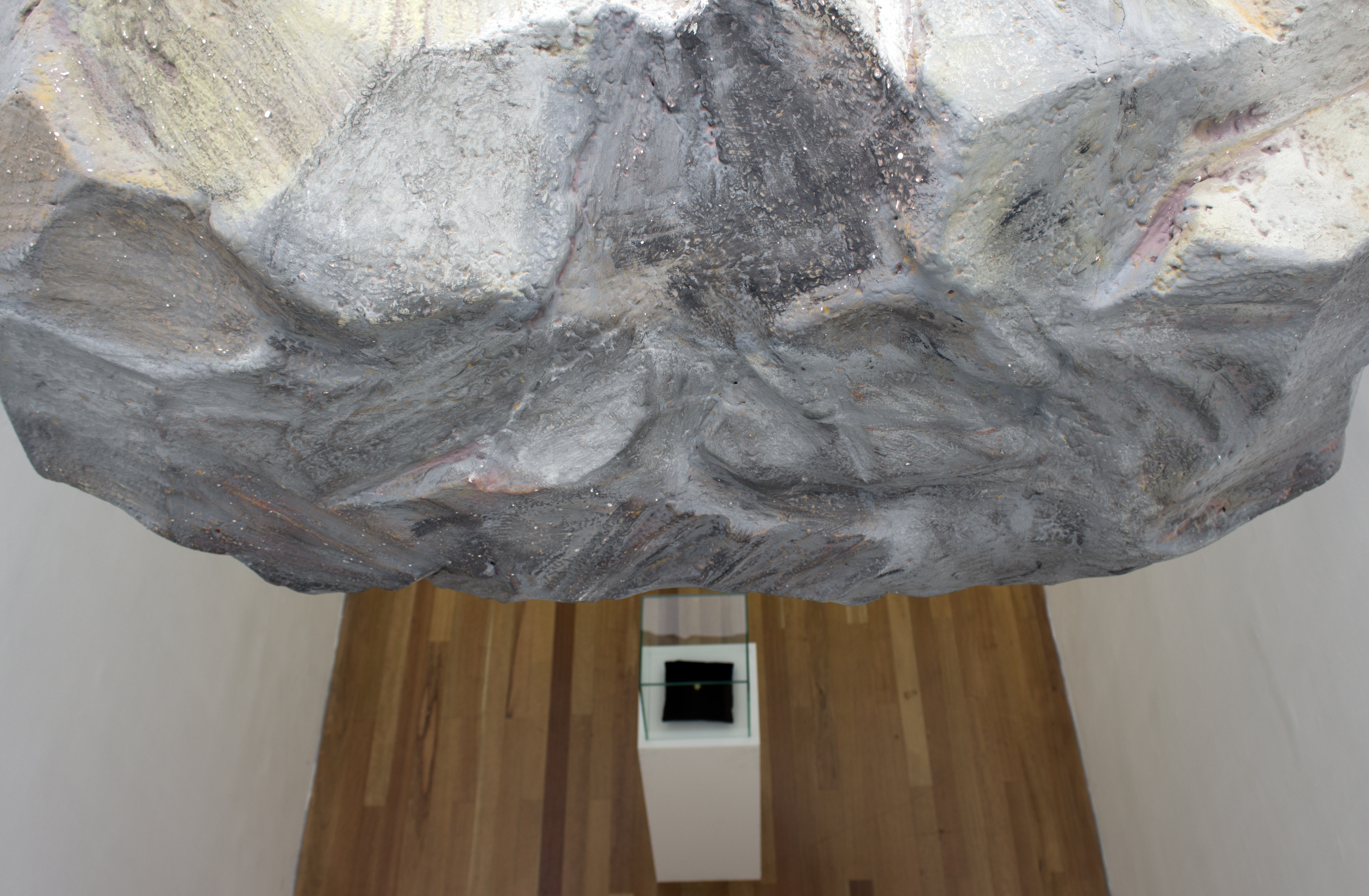 Una de las obras de Jeison Sierra en la exposición que se exhibe en la galería Nueveochenta de Bogotá. / Cortesía Nueveochenta