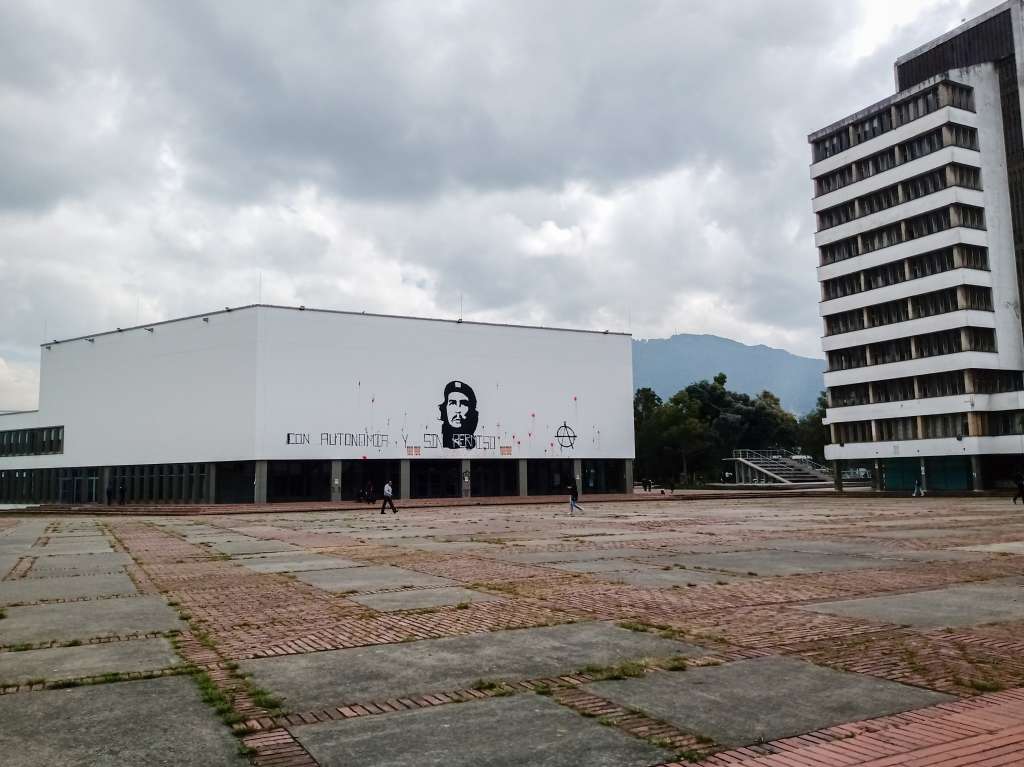 Varios aspectos de esta universidad: Estudiantes, Plaza Che Guevara y el campus.