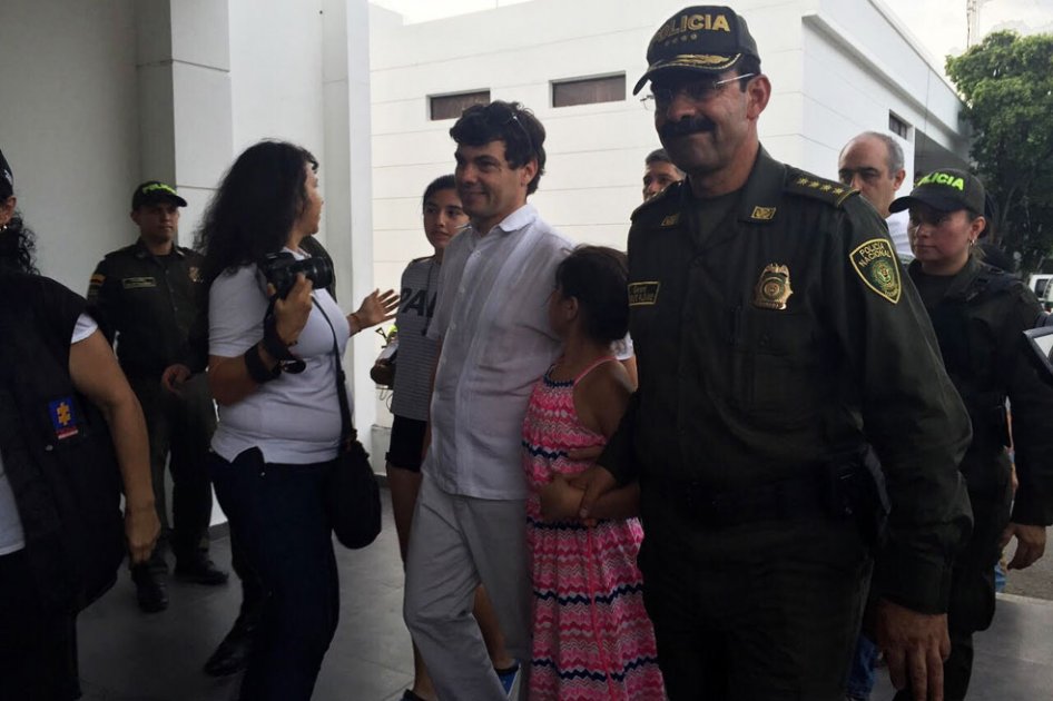 Daniela Mora en compañía de su padre, Diego Mora, y el general Rodolfo Palomino. / Cortesía Policía Nacional