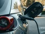 La UE promete a la industria automotriz plan para transición a modelos eléctricos