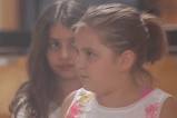 Niña defiende a compañera por tener padres del mismo sexo