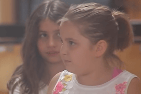 Niña defiende a compañera por tener padres del mismo sexo