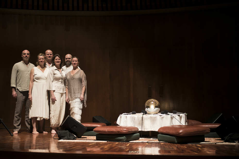 Sentados en círculo alrededor de una lámpara redonda, y construyendo sutilmente la masa sonora imaginada por Stockhausen, los integrantes del grupo Theatre of Voice mostraron su versión de “Stimmung”. / Gabriel Rojas (c) Banco de la República