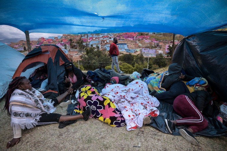 Varias mujeres dormidas bajo una carpa