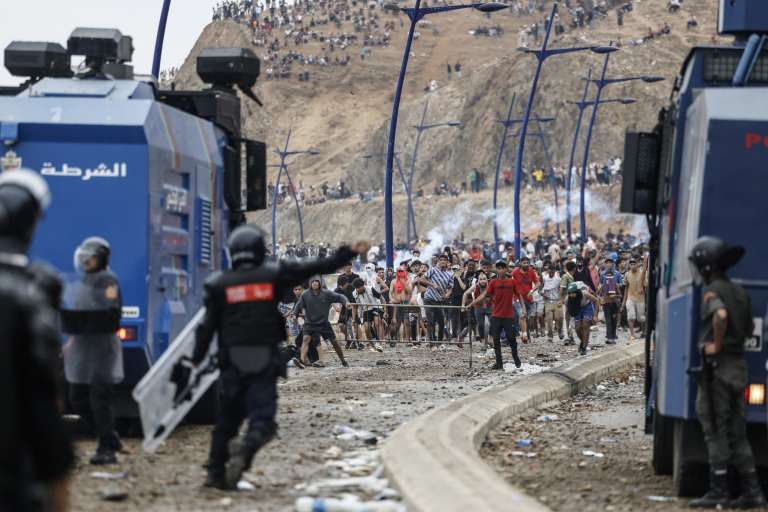 Así se vio el enfrentamiento entre las fuerzas de seguridad de Marruecos y los migrantes que querían cruzar a España.