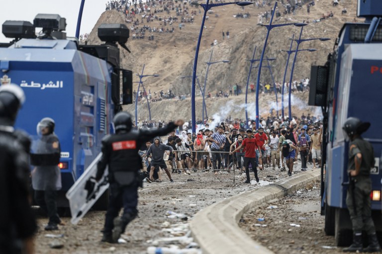 Así se vio el enfrentamiento entre las fuerzas de seguridad de Marruecos y los migrantes que querían cruzar a España.
