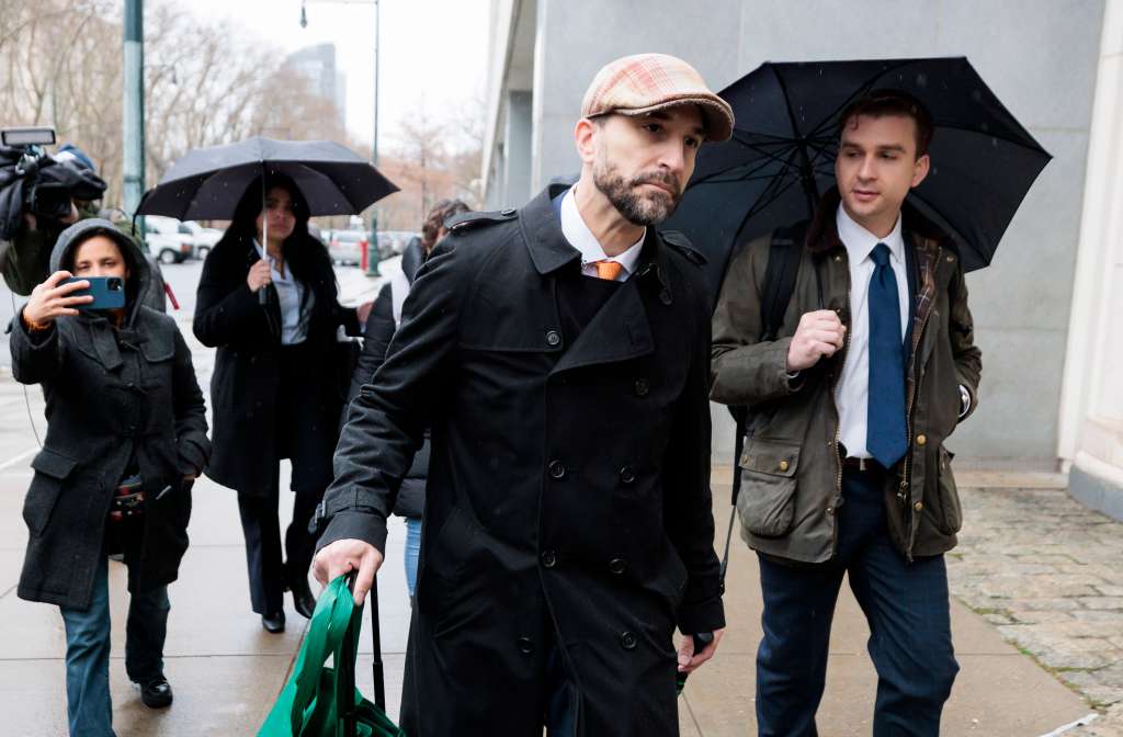 New York (United States), 23/01/2023.- Attorney Cesar de Castro (C) arrives for the first day of opening arguments for the trial of his client Genaro Garcia Luna, Mexico'Äôs former Secretary of Public Security, at a federal courthouse in the Brooklyn borough of New York, New York, USA, 23 January 2023. Garcia Luna, who is highest-ranking Mexican official to face trial in the United States, has been accused of accepting large bribes from the Sinaloa drug cartel. (Abierto, Estados Unidos, Nueva York) EFE/EPA/JUSTIN LANE