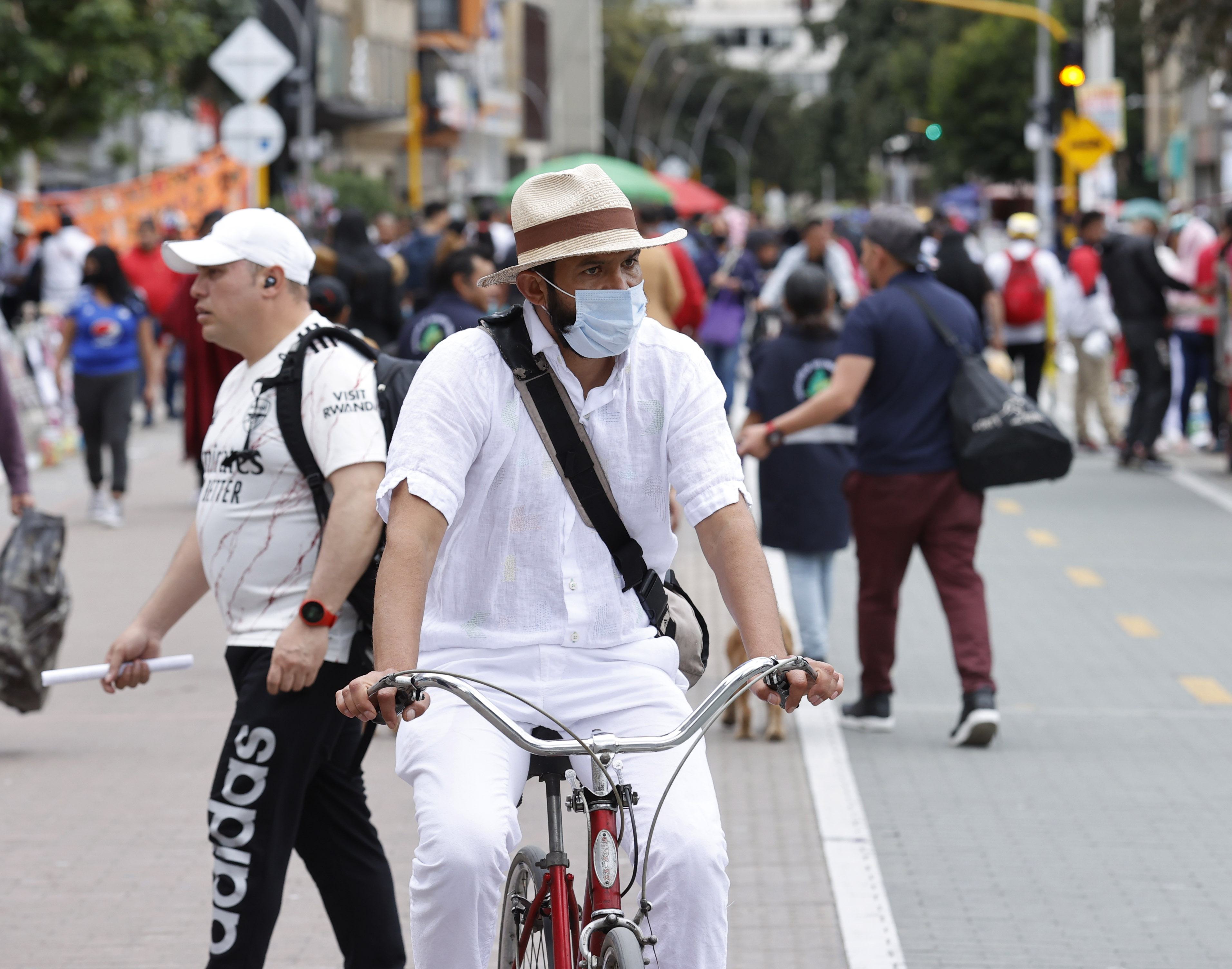 MED106 - BOGOTÁ (COLOMBIA), 01/05/2022.- Personas son vistas hoy con y sin tapabocas, en Bogotá (Colombia). El Gobierno colombiano anunció que a partir del 1 de mayo no será obligatorio el uso del tapabocas en lugares cerrados en los municipios que tengan más del 70 % de su población completamente vacunada contra la covid-19 ni se exigirá el carné de vacunación en actividades masivas y de ocio. EFE/Mauricio Dueñas Castañeda