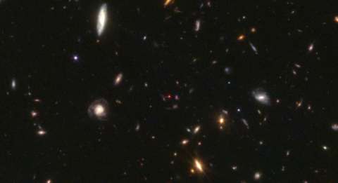 Científicos revelan qué son los misteriosos “pequeños puntos rojos” en el universo