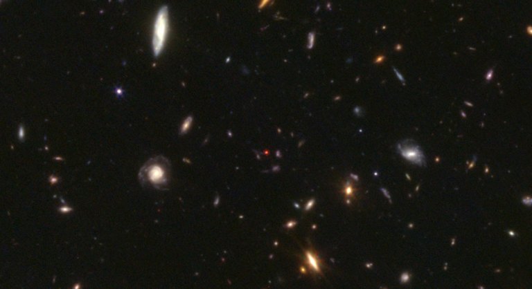 Científicos revelan qué son los misteriosos “pequeños puntos rojos” en el universo