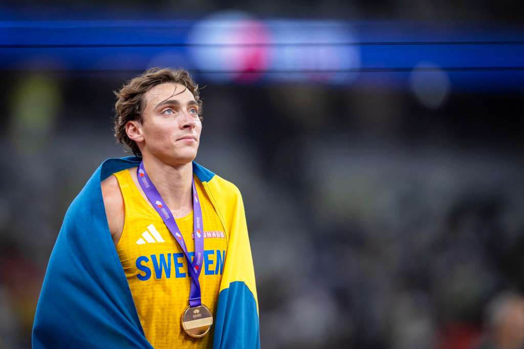 Tokyo (Japan), 15/09/2025.- Sweden's Armand Duplantis celebrates after winning gold in the men's Pole Vault on day three of the World Athletics Championships Tokyo 2025 at the National Stadium in Tokyo, Japan, 15 September 2025. (Mundial de Atletismo, Salto con pértiga, Japón, Suecia, Tokio) EFE/EPA/MICHAEL BUHOLZER