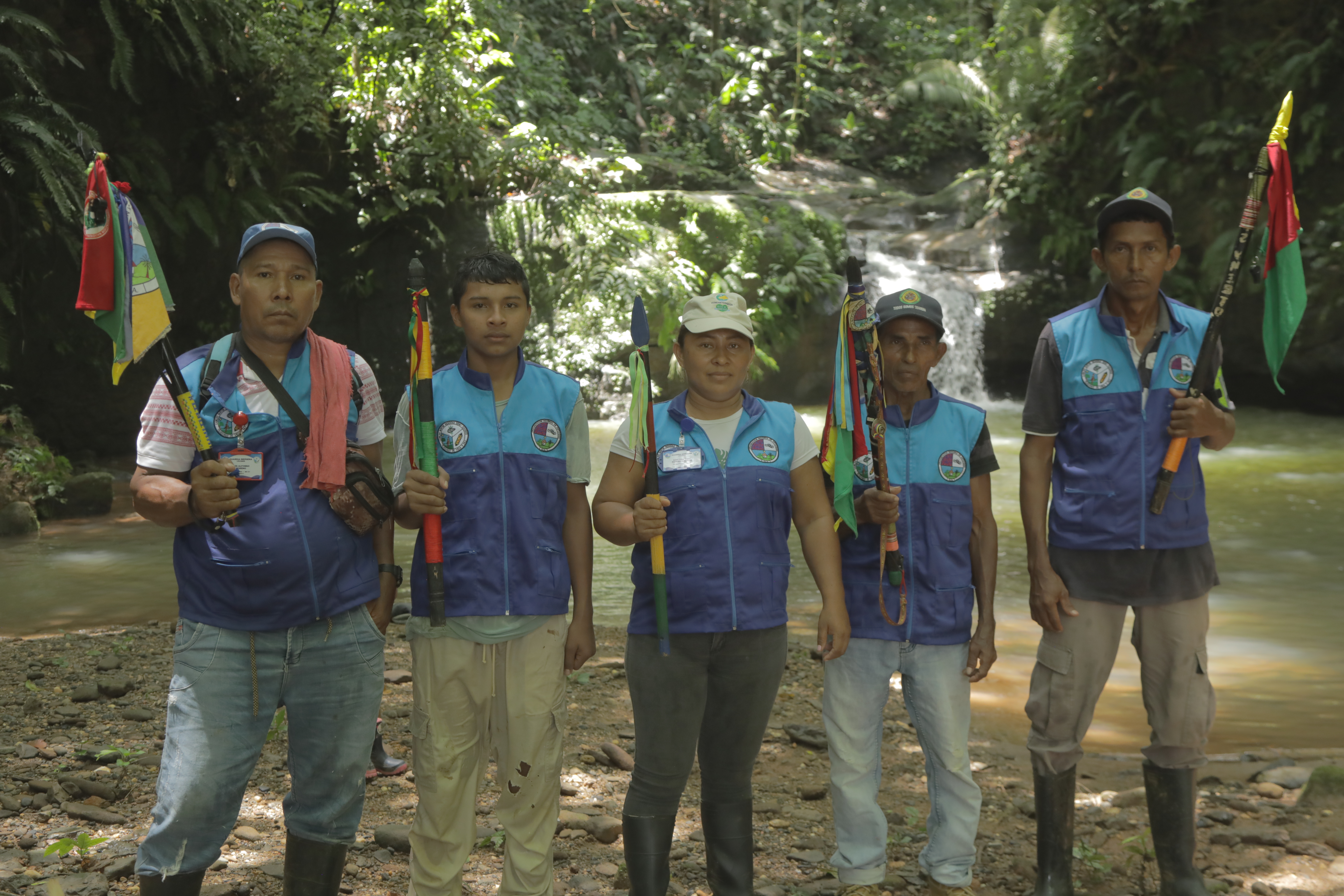 La guardia indígena cuenta con chalecos, carné y bastones de mando para ser identificables en el territorio y protegerse.
