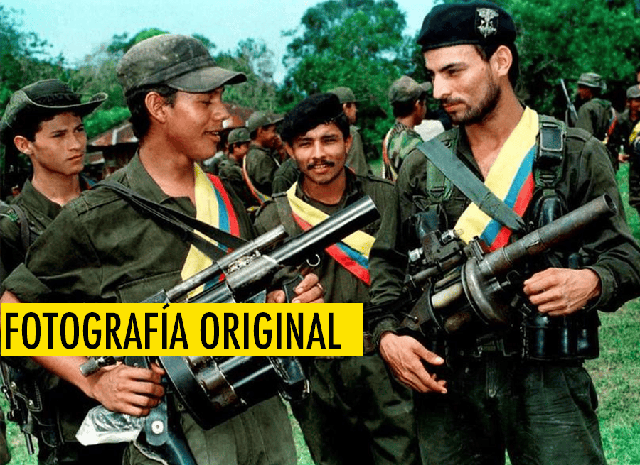 La fotografía original, sobre la que se que realizó el montaje contra el padre De Roux, fue tomada en 1998 por Henry Romero para Reuters.