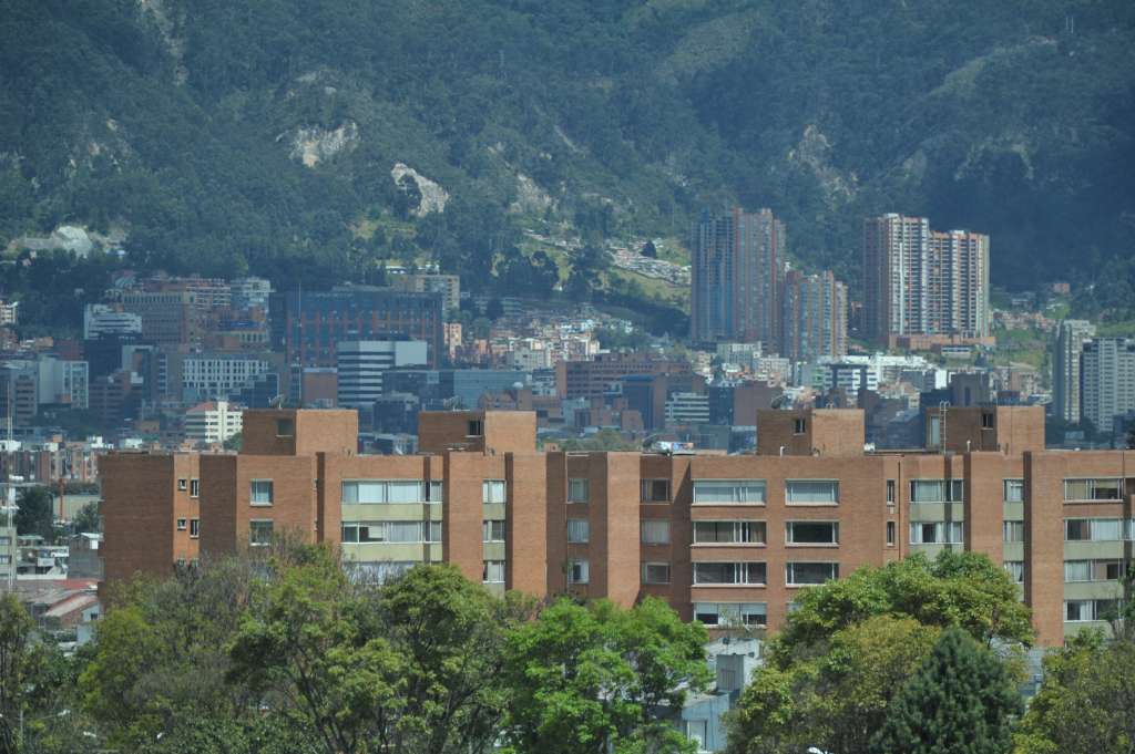 Vista panorámicas de la ciudad, edificios y viviendas.