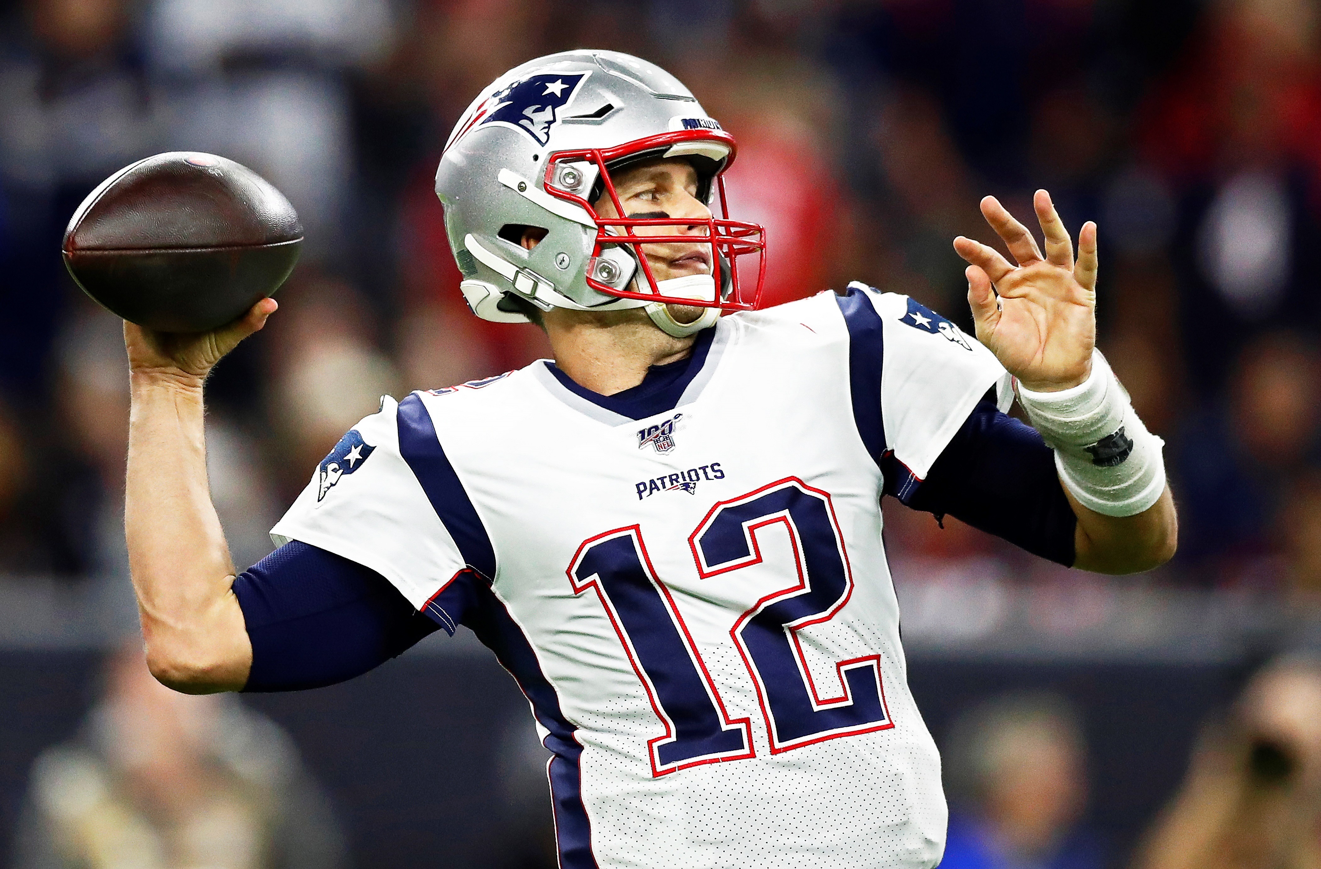 Houston (United States), 01/12/2019.- (FILE) - New England Patriots quarterback Tom Brady passes the ball in the first half of the NFL American Football game between New England Patriots and the Houston Texans in Houston, Texas, USA, 01 December 2019 (reissued 29 January 2022). Tom Brady announced on 01 February 2022 that he will be retiring from American Football. (Disturbios, Estados Unidos) EFE/EPA/LARRY W. SMITH *** Local Caption *** 55959841