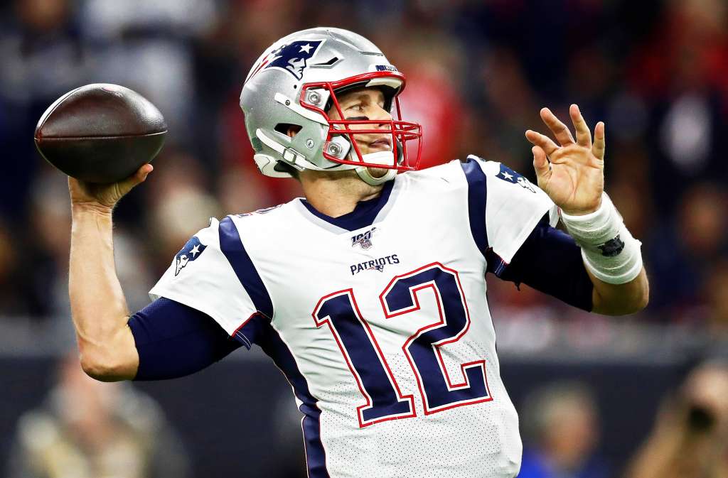 Houston (United States), 01/12/2019.- (FILE) - New England Patriots quarterback Tom Brady passes the ball in the first half of the NFL American Football game between New England Patriots and the Houston Texans in Houston, Texas, USA, 01 December 2019 (reissued 29 January 2022). Tom Brady announced on 01 February 2022 that he will be retiring from American Football. (Disturbios, Estados Unidos) EFE/EPA/LARRY W. SMITH *** Local Caption *** 55959841