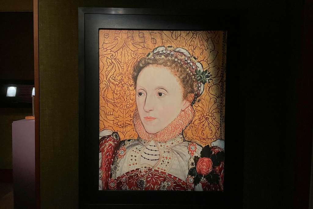 LONDRES, 11/05/2026.- Algunos de los cuadros de la exposición de pintura 'Isabel I: Reina y corte' en Philip Mould & Co en Londres. EFE/Luis Campello