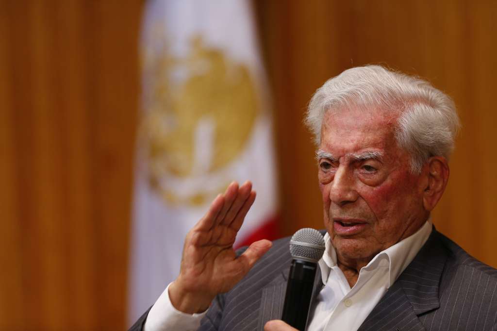 MEX6314.GUADALAJARA (MÉXICO), 28/05/2023.- El escritor peruano, Mario Vargas Llosa, habla hoy durante una conferencia de prensa en la V Bienal Mario Vargas Llosa, en la Universidad de Guadalajara (México). La literatura contemporánea ha alcanzado niveles de mucha creatividad y originalidad que la ponen a la par de las de otros países de Europa, afirmó este domingo en México el Nobel de Literatura peruano Mario Vargas Llosa durante una conferencia en la V Bienal Mario Vargas Llosa. EFE/ Francisco Guasco