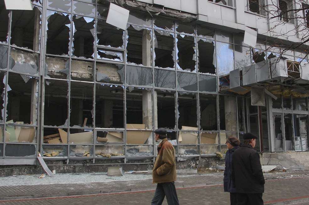 Peatones observan un edificio que resultó dañado tras un bombardeo en Donetsk (Ucrania). / EFE