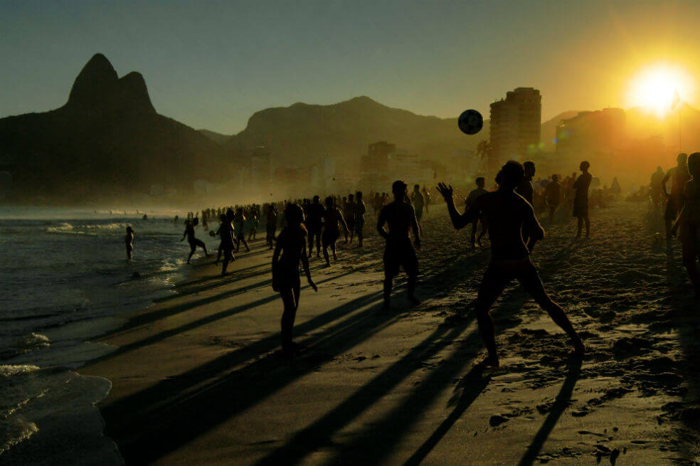 La gente se reúne en las playas de Río de Janeiro a jugar fútbol. / AFP