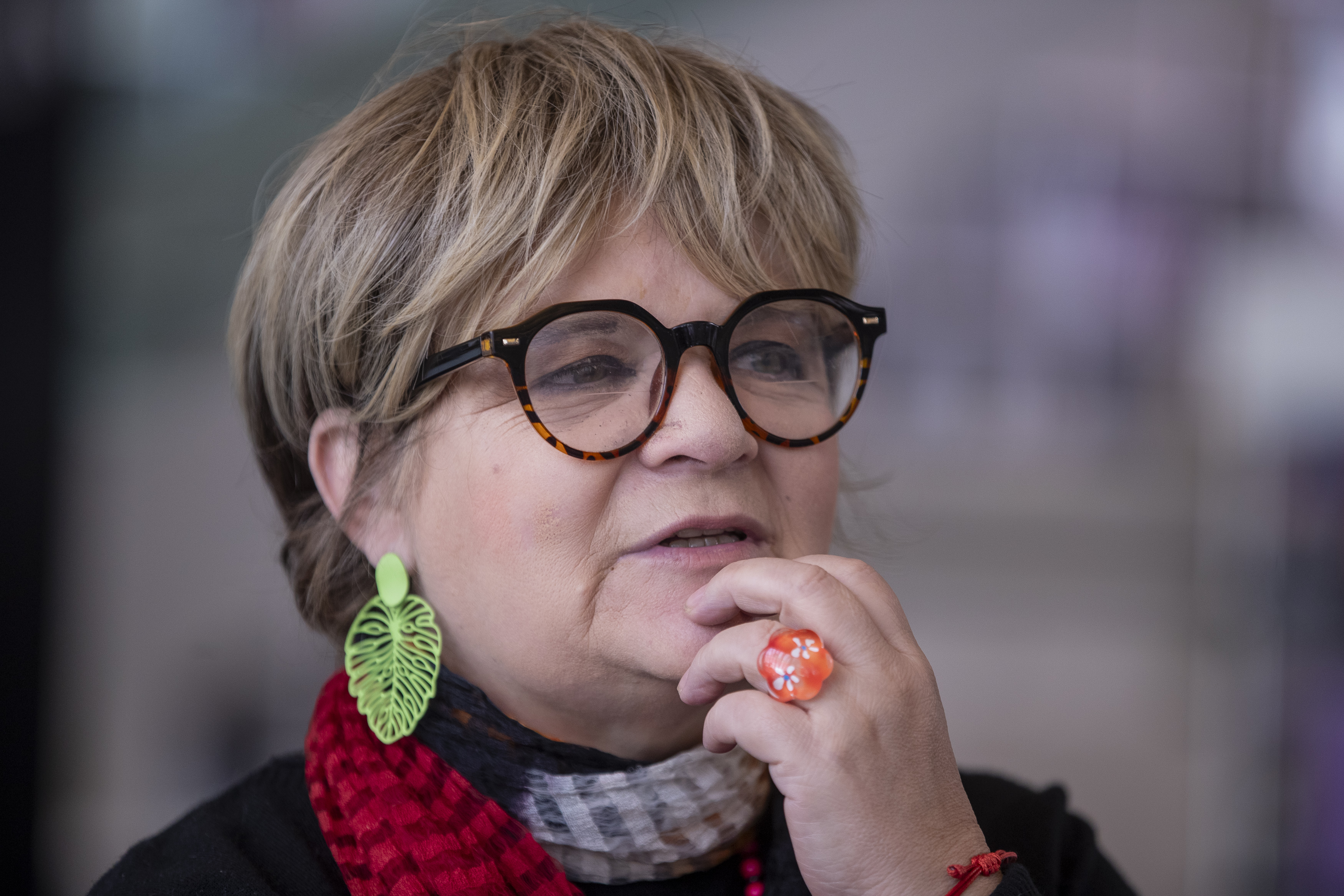 MEX5128. CIUDAD DE MÉXICO (MÉXICO), 26/12/2023.- La cronista argentina Mónica Maristain habla durante una entrevista con EFE el 23 de diciembre de 2023, en Ciudad de México (México). Maristain confesó que como entrevistadora prefiere tener delante a quienes no piensan como ella y levantó la mano en contra de la idea de tribu, presente en el mundo de hoy. La periodista acaba de publicar 'Los mexicanos ejemplares', obra editada por la Universidad Autónoma de Nuevo León. El libro lo forman 35 conversaciones, algunas polémicas porque el interlocutor no coincide con el pensamiento de izquierda de la autora o con su manera de ver algunos temas. EFE/ Isaac Esquivel
