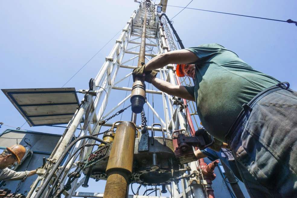 Un trabajador inserta un tubo de perforación en un manto giratorio en una plataforma de gas durante las operaciones de perforación de DK Ukrgazvydobuvannya (UGV), una unidad de NAK Naftogaz Ukrainy, en Poltava, Ucrania,