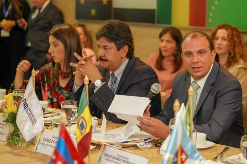 Carlos Camarago (der.), nuevo presidente de FND. / Federación Nacional de Departamentos