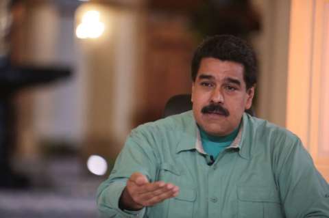 Problemas en frontera no se resuelven con viviendas y llevando agua: Maduro a Santos
