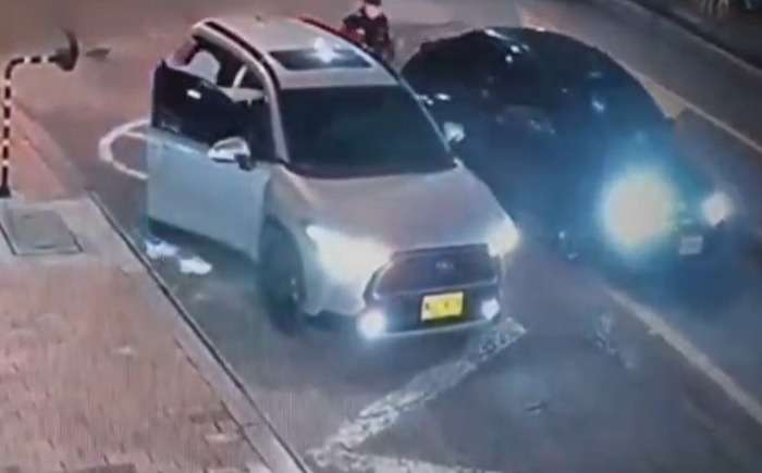 Sujetos armados interceptaron a un conductor y le robaron la camioneta.