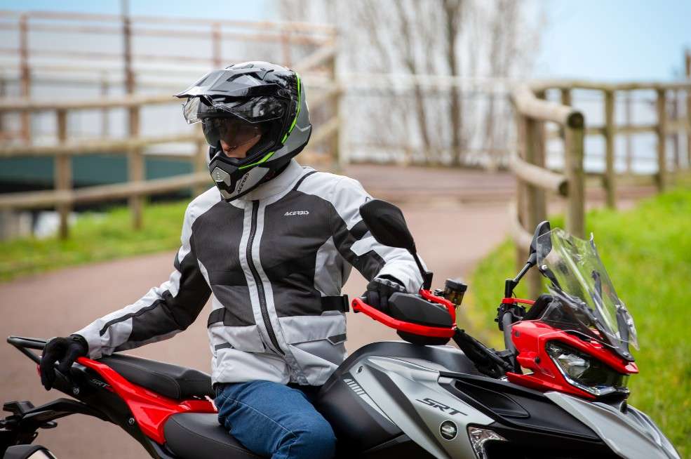 La ropa que todo motociclista debería usar para reducir lesiones en una caída