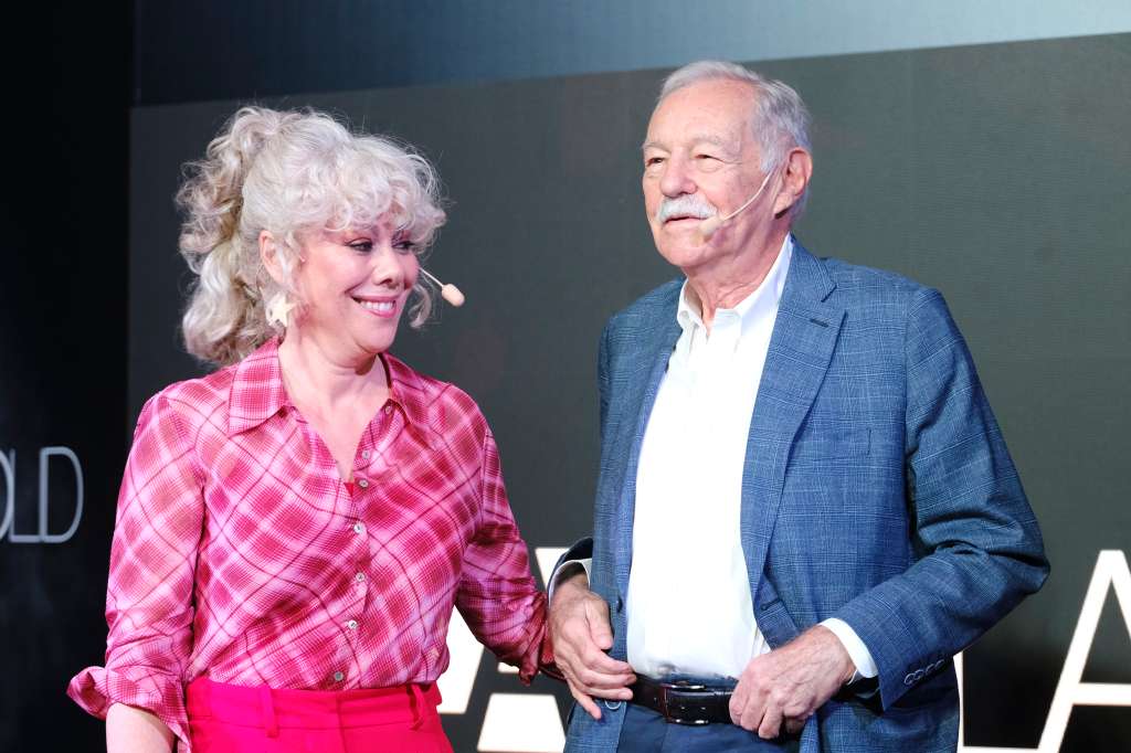 FUENSALDAÑA (VALLADOLID), 22/09/2024.- El novelista y ganador del Premio Cervantes en 2016, Eduardo Mendonza (d) durante el acto en el que ha recogido el premio Blacklladolid, en el acto de clausura de este festival literario que se celebra en el castillo de Fuensaldaña (Valladolid) y que en su cuarta edición ha estado dedicado a la relación entre la cultura y el sexo. EFE / Fernando Sanz.
