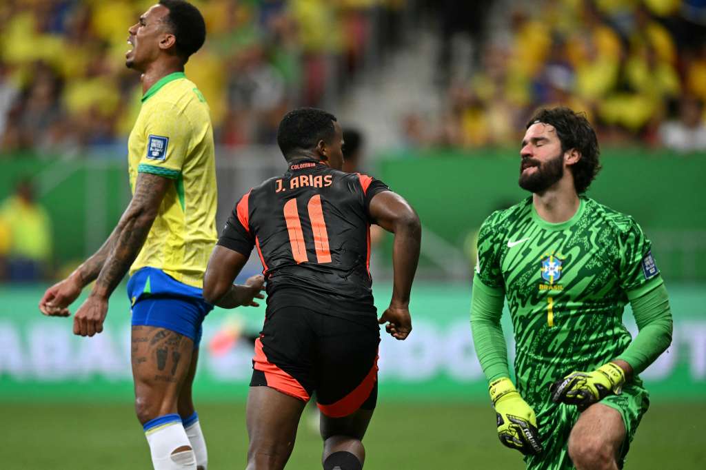 El portero Alisson Becker (der.) estuvo involucrado en la jugada más polémica del partido entre Brasil y Colombia.