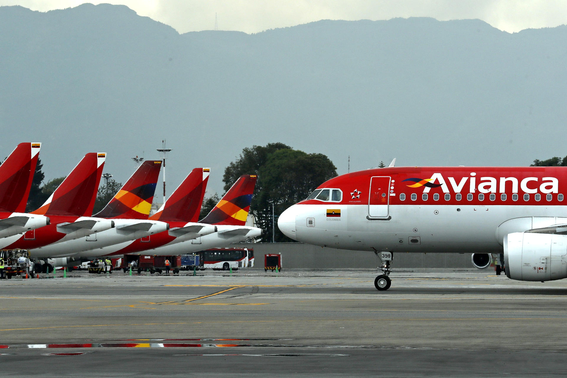 AME149. BOGOTÁ (COLOMBIA), 28/11/2025.- Fotografía de archivo fechada el 21 de agosto de 2021 que muestra un avión de la aerolínea Avianca aterrizando en el aeropuerto El Dorado, en Bogotá (Colombia). Avianca informó este viernes que más del 70 % de su flota de aviones A320 a nivel global deberá quedarse en tierra para realizar "una actualización urgente de software", según lo notificó el fabricante aeronáutico europeo Airbus. EFE/ Mauricio Dueñas Castañeda ARCHIVO
