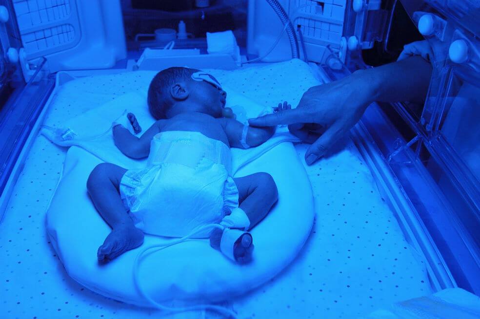 Leerles a los bebés en las unidades de cuidados intensivos beneficia a las mamás