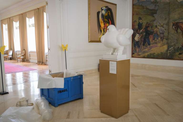 Así se realizó el traslado de "La Paloma de la Paz" de Fernando Botero desde la Casa de Nariño al Museo Nacional.