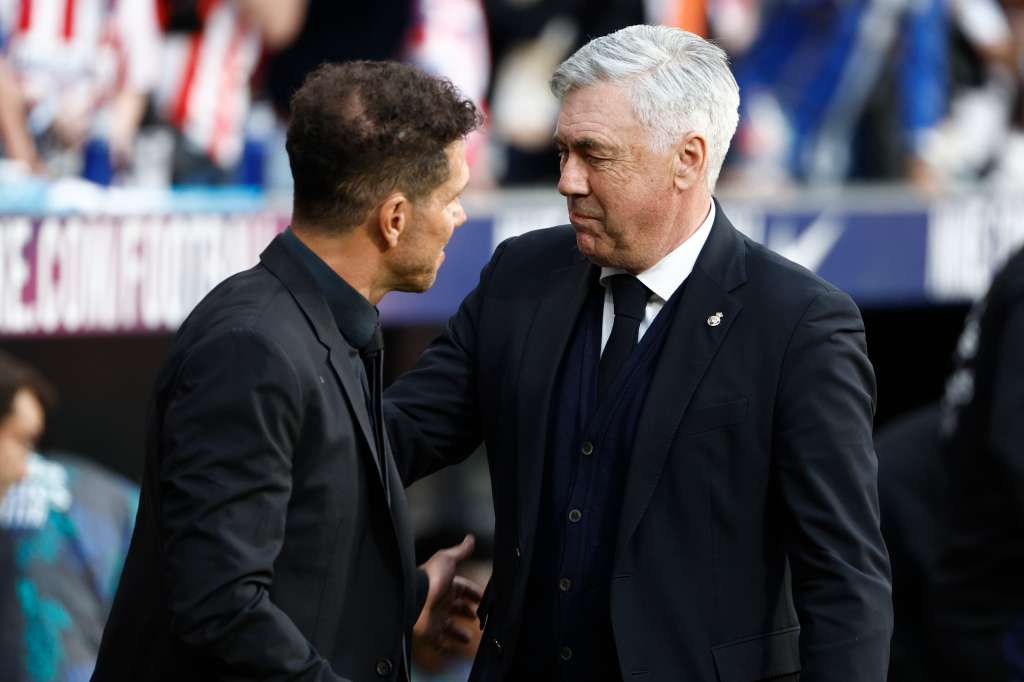MADRID, 08/05/2022.- Los técnicos del Atlético de Madrid, el argentino Diego Pablo Simeone (i) y del Real Madrid, el italiano Carlo Ancelotti, se saludan antes del inicio del encuentro correspondiente a la jornada 35 que disputan hoy Domingo en el estadio Wanda Metropolitano, en Madrid. EFE / Rodrigo Jiménez.