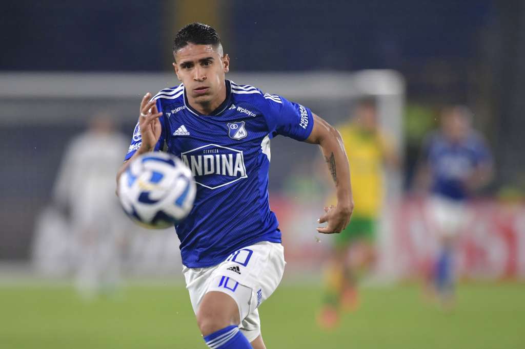 Jugador de Millonarios durante el partido ante Defensa y Justicia de Argentina en el estadio el Campín de Bogotá correspondiente a la Copa Conmebol Sudamericana