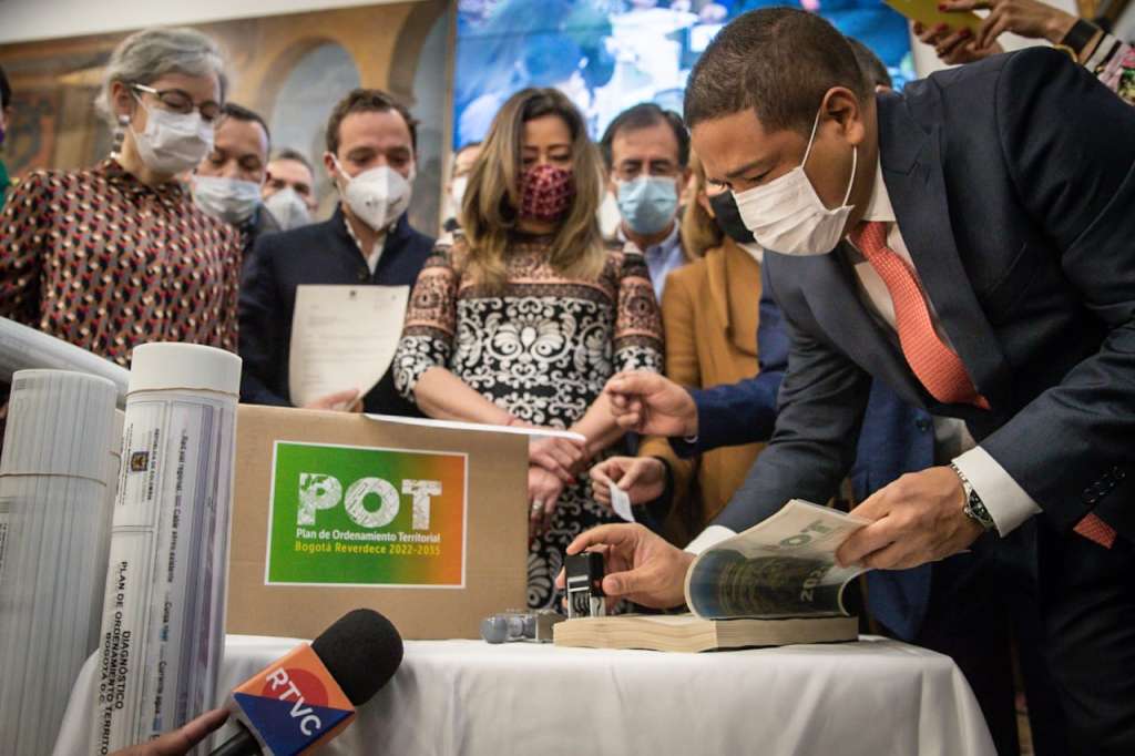 Los secretarios de Planeación y Gobierno, junto a la presidenta del Concejo.