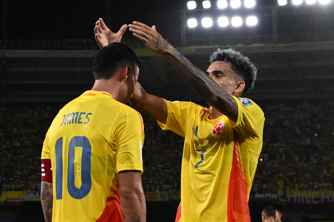Luis Díaz corona simbólicamente a James Rodríguez, tras su gol a Bolivia este jueves.